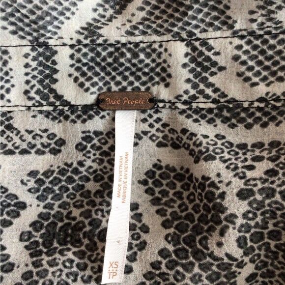 Free People Dani Chiffon‎ Long Sleeve Blouse Button Up Paisley Snakeskin XS - Picture 4 of 7